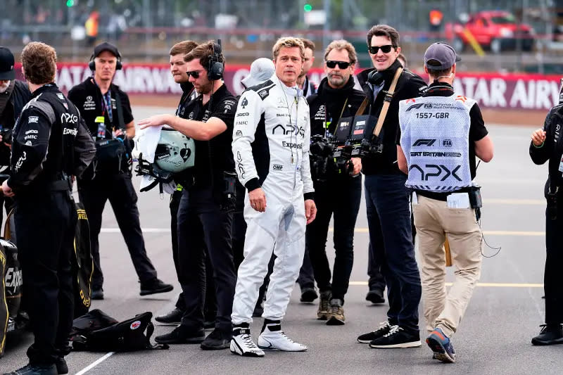 ▲布萊德彼特（中）為拍攝新電影《F1》，現身一級方程式「英國大獎賽」現場。（圖／美聯社／達志影像）