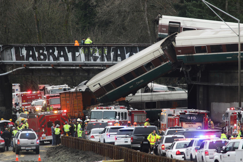 Impactantes imágenes del descarrilamiento de un tren en Washington