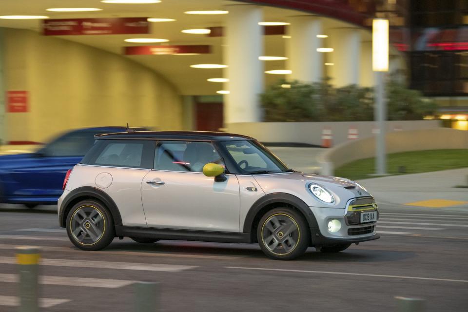 894150f1-2020-mini-cooper-se-launched-9.jpg