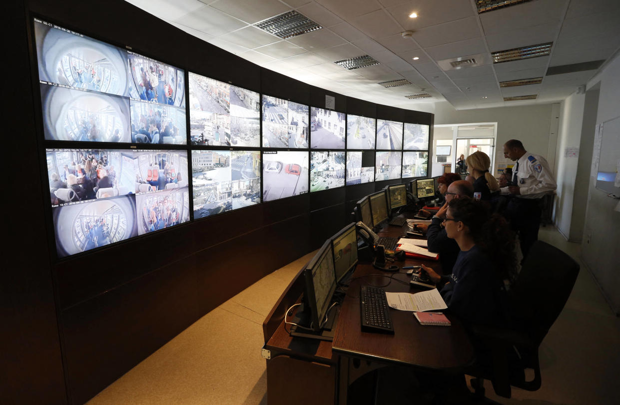 Policiers et agents du centre de supervision urbain travaillant avec le système de vidéosurveillance, le 26 Avril 2016 à Nice en France.(Photo by VALERY HACHE / AFP)