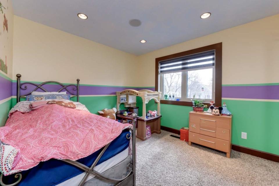 <p><span>11150 72 Avenue Northwest, Edmonton, Alta.</span><br> Here’s another one of the well-sized bedrooms.<br> (Photo: Zoocasa) </p>