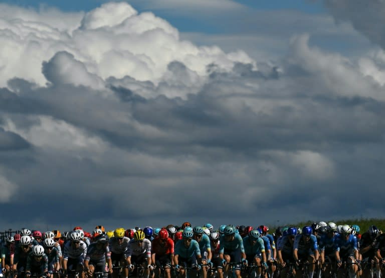 The pack of riders outside Macon (Marco BERTORELLO)