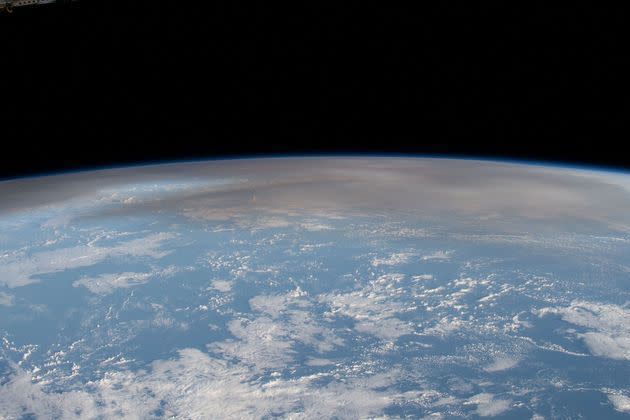 <p>Les nuages de cendres du volcan Hunga Tonga photographiés depuis la Station spatiale internationale (ISS).</p>