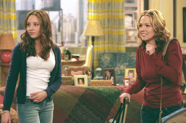 Wb-Tv/Kobal/Shutterstock Amanda Bynes and Jennie Garth on 'What I Like About You'