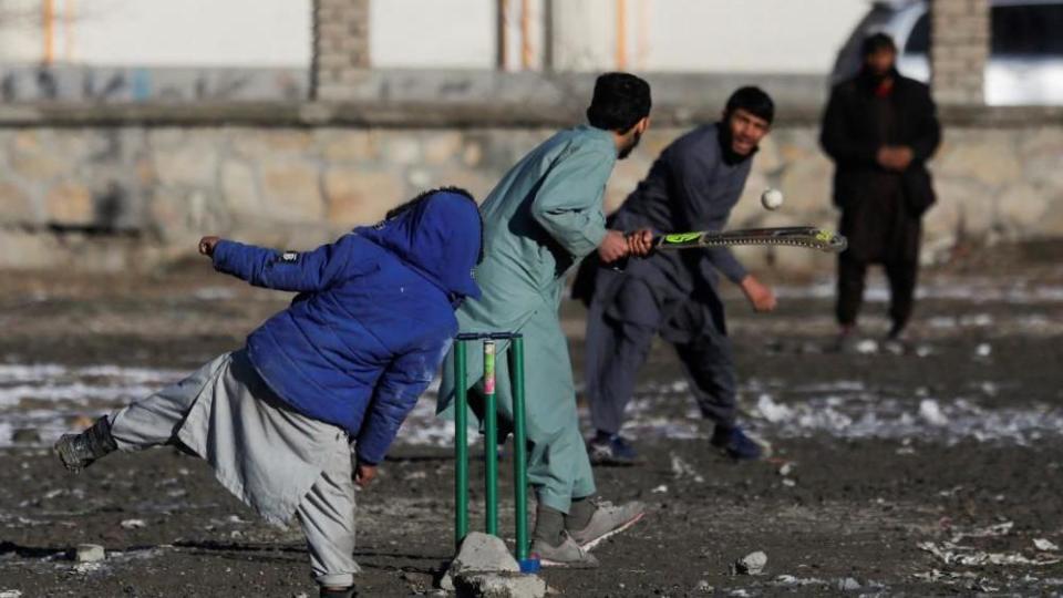 people play cricket in Kabul, jan 2023