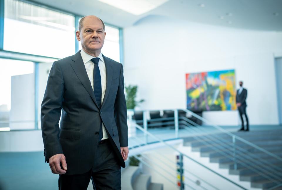 Bundeskanzler Olaf Scholz (SPD), geht nach einem Statement zu der Klausurtagung des Bundeskabinetts im Bundeskanzleramt. Gut sechs Wochen nach ihrer Vereidigung kommt die neue Bundesregierung zu ihrer ersten Klausurtagung zusammen. Schwerpunkte der Beratungen werden die deutsche G7-Präsidentschaft und die Beschleunigung von Zukunftsinvestitionen sein.