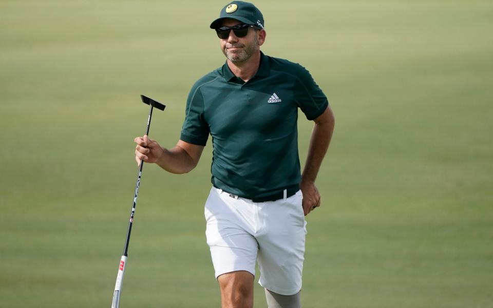 Sergio García camina hacia el green 16 durante la segunda ronda del LIV Golf Team Championship en el Trump National Doral Golf Club - AP