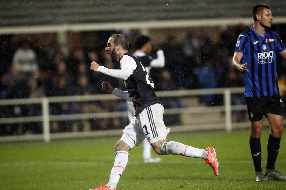 Gonzalo Higuaín de la Juventus celebra tras anotar el primer gol de su equipo durante el partido de la Serie A italiana contra el Atalanta, en Bérgamo, Italia, el sábado 23 de noviembre de 2019. (AP Foto/Antonio Calanni)