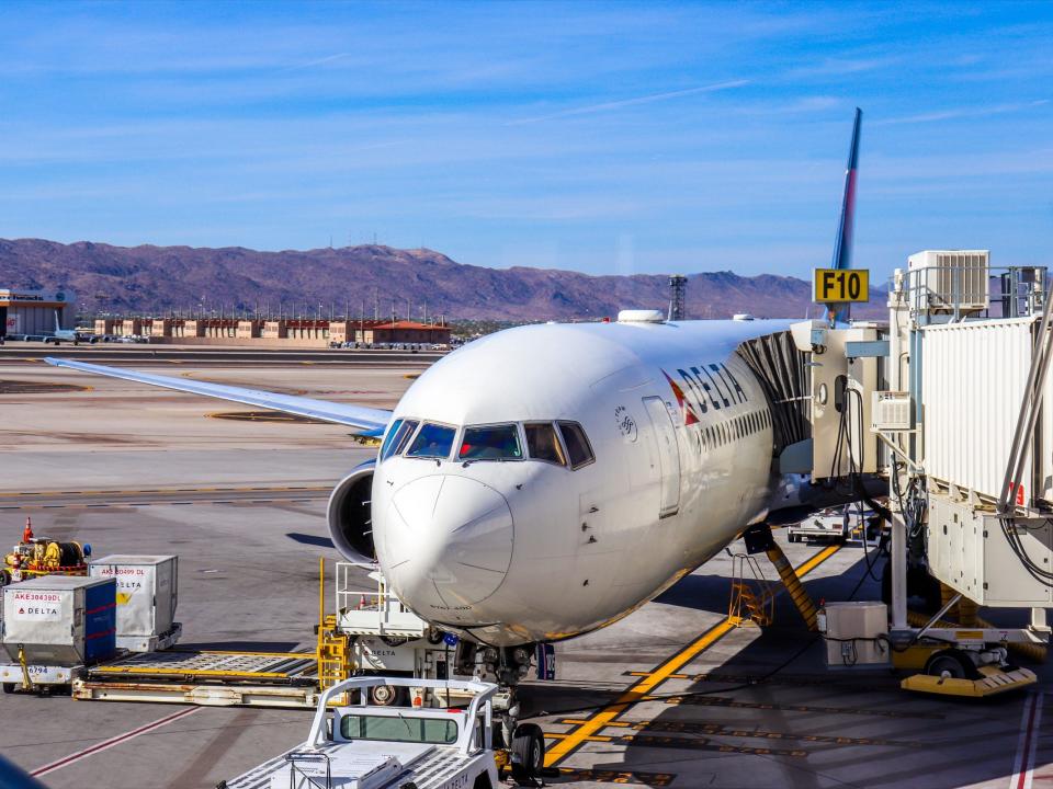 Delta Air Lines First Class Phoenix to Minneapolis Boeing 767-400ER