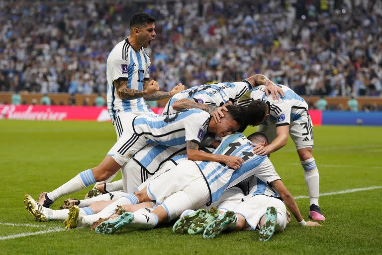 Lionel Messi convirtió el primer gol en el partido por la Final de la Copa del Mundo entre Argentina y Francia