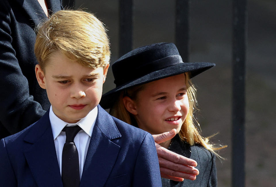 <p>Le prince George et sa soeur, la princesse Charlotte, à l'issue de la cérémonie religieuse. À seulement 7 et 9 ans, les deux aînés de Kate Middleton et le prince William, (2ème et 3ème dans l'ordre de succession au trône) ont forcé l'admiration, en apparaissant particulièrement dignes aux funérailles de leur arrière-grand-mère. De son côté, leur petit frère, le prince Louis, 4 ans, n'était pas présent en raison de son jeune âge. (Photo by HANNAH MCKAY / POOL / AFP) (Photo by HANNAH MCKAY/POOL/AFP via Getty Images)</p> 