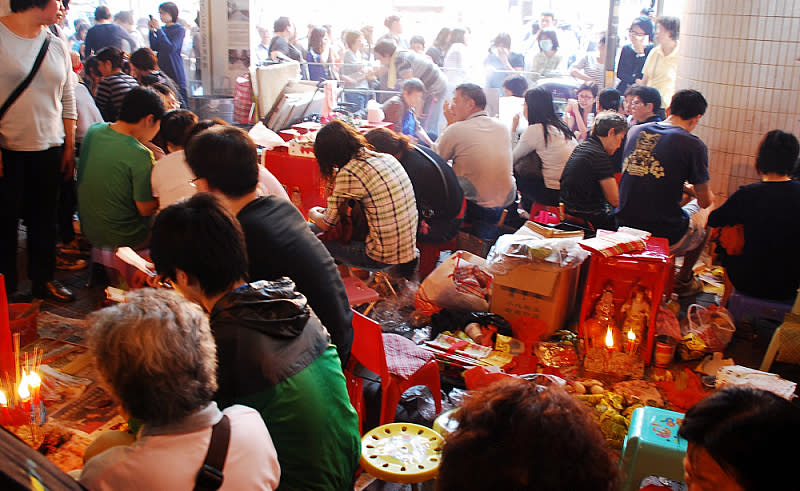 每年的驚蟄日，不少人到銅鑼灣鵝頸橋底打小人 (資料圖片)