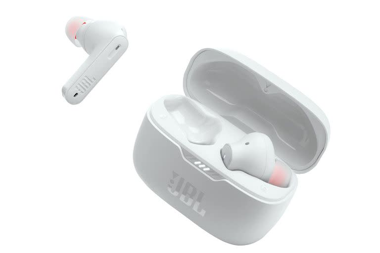 Auriculares JBL. Los Tune 230NC TWS poseen un diseño ergonómico y ofrecen hasta 40 horas de batería. Son resistentes al agua y tienen cuatro micrófonos para mejorar la cancelación de ruido. Precio: 19.499 pesos