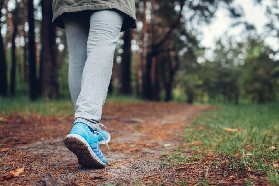 <p>Jeder Gang macht schlank! Wenn Sie schon bei dem Gedanken an 30 Minuten joggen schwitzen, dann ist das eben nicht Ihre Sportart. Komplett das Handtuch werfen müssen Sie aber trotzdem nicht. Gehen Sie doch einfach öfter zu Fuß! Und versuchen Sie dabei, ein bisschen schneller voran zu schreiten, als Sie es normalerweise tun würden. Keine Zeit? Dann stehen Sie zumindest bei einem Telefonat auf und gehen dabei umher. (Bild: iStock/Maryviolet)</p> 