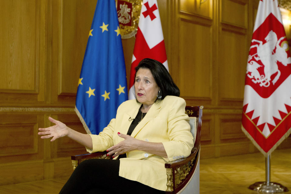 La presidenta de Georgia, Salome Zourabichvili durante una entrevista con The Associated Press, en Tiflis, Georgia, el jueves 16 de mayo de 2024. (AP Foto/Shakh Aivazov)