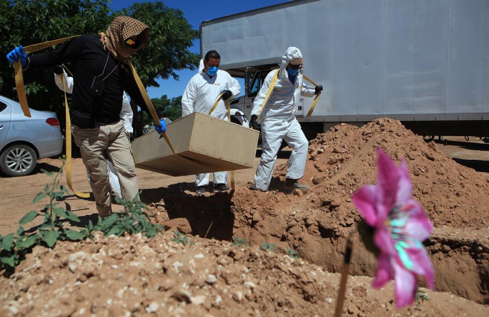 Crean 300 fosas para muertos por COVID-19 en Acapulco, al sur de México