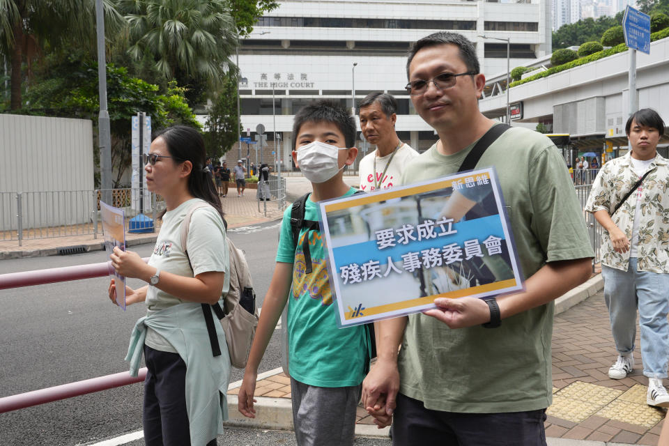 陳先生與自閉症兒子一起遊行，他坦言若獲得支援服務，可減輕他和太太的照顧壓力。