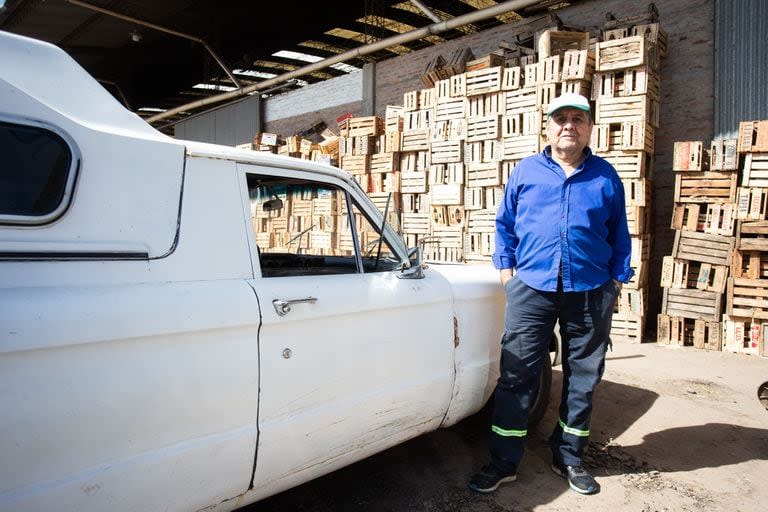 Claudio Tejolan, de 70 años, se dedica a arreglar sistemas de refrigeración