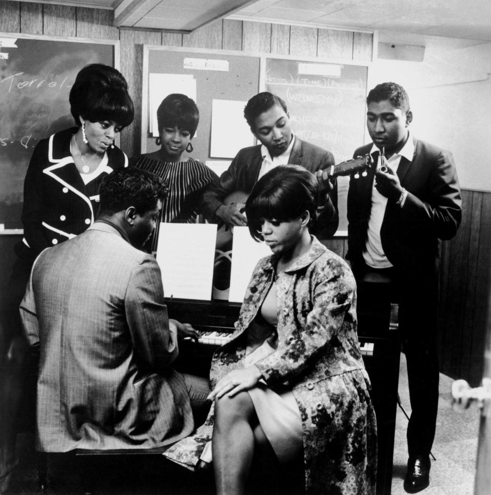 Dozier at the piano in the Motown studio c. 1965, with, l-r, Diana Ross, Mary Wilson and Florence Ballard of the Supremes, and the Holland brothers (Eddie on guitar) - Michael Ochs Archives/Getty Images