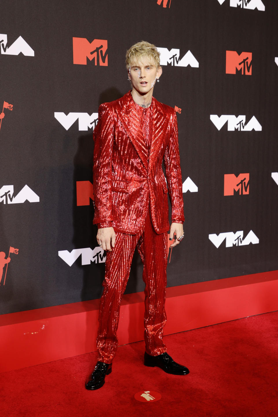 A completely sequined monochrome suit