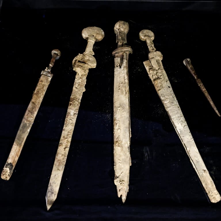Des armes, quatre épées et un pilum (d), sorte de petit javelot vieux de 1.900 ans, découvertes dans une grotte du désert de Judée, présentées lors d'une conférence de presse, le 6 septembre 2023 à Jérusalem (AFP - RONALDO SCHEMIDT)