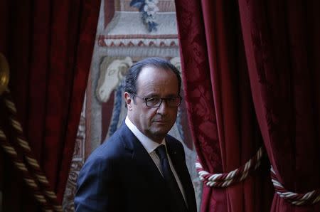 French President Francois Hollande arrives to address journalists after a meeting at the Elysee Palace in Paris, September 9, 2014. REUTERS/Christian Hartmann