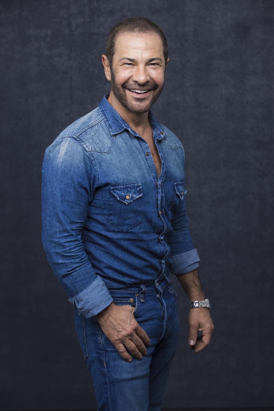 Ricardo Rojas posa para un retrato para promocionar la serie "And Just Like That..." el lunes 29 de mayo de 2023 en Los Ángeles. Rojas, estilista de celebridades como Donatella Versace, Cher y Mariah Carey, aparecerá en dos episodios de la serie de HBO. (Foto Willy Sanjuan/Invision/AP)