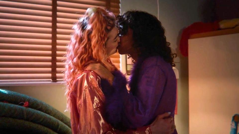 roman and abbi kiss in sex education season 4