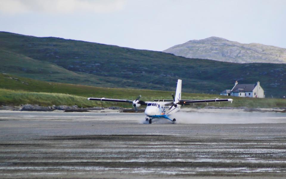 Flughafen Barra auf den Äußeren Hebriden Schottlands - iStock Editorial