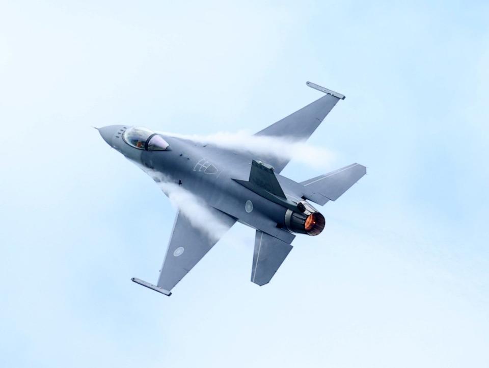 林喧期駕駛F-16V以最大性能鑽升，讓F-16戰機的氣動力一覽無遺。王烱華攝