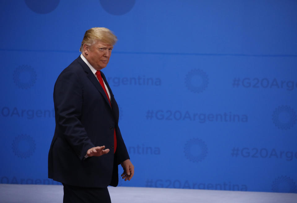 El presidente de Estados Unidos, Donald Trump, a su llegada a la foto de grupo con los otros líderes participantes en la cumbre del G20, en el Centro Costa Salguero de Buenos Aires, Argentina, el 30 de noviembre de 2018. (Andres Martinez Casares/Pool via AP)