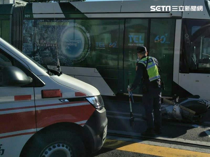 9日上午近8時，高雄發生一起輕軌與與機車的車禍事故。（圖／翻攝畫面）