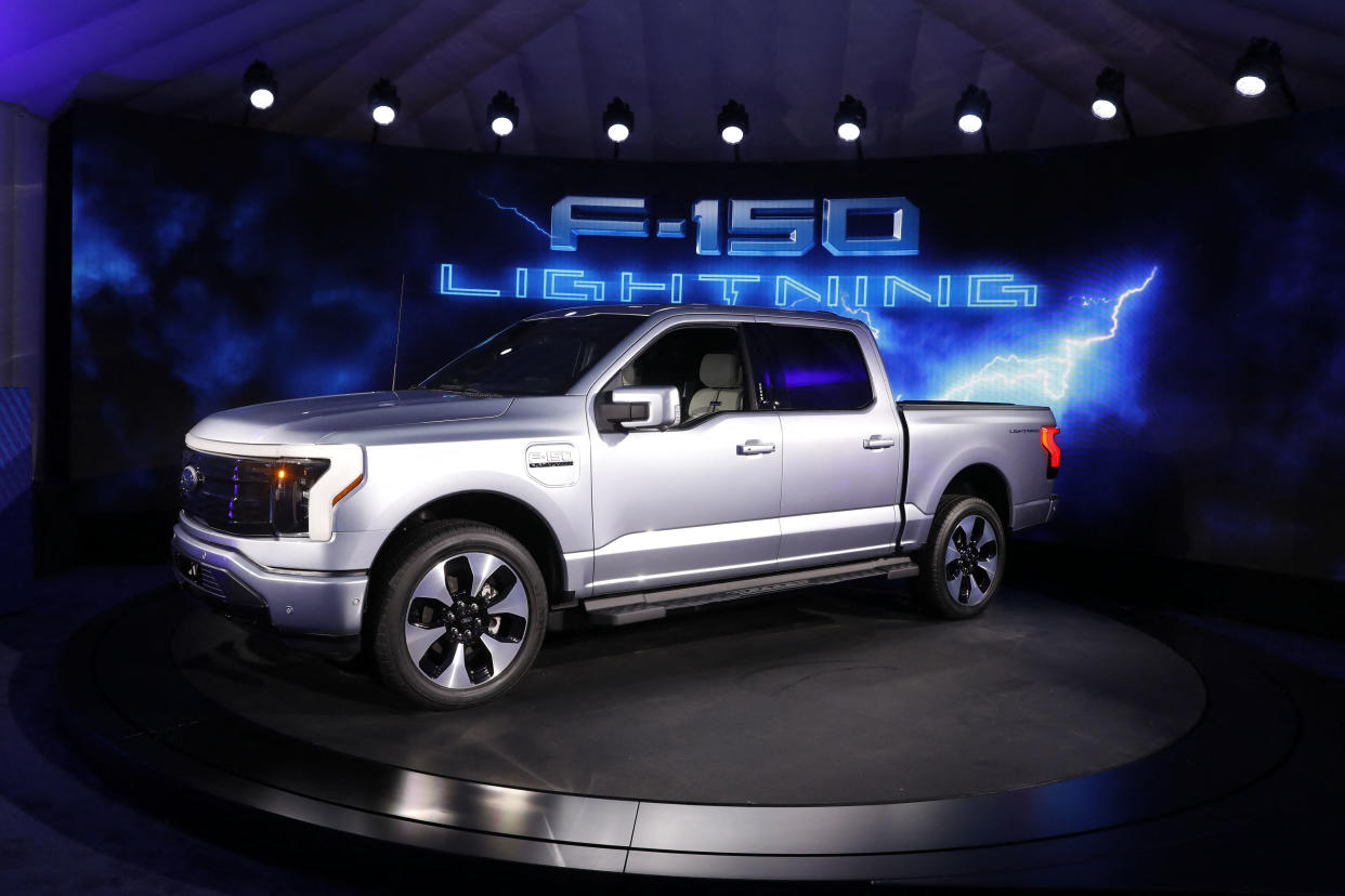 Un F-150 Lightning totalmente eléctrico en exhibición en el evento Motor Bella en Pontiac, Michigan, el 21 de septiembre de 2021. (Foto de JEFF KOWALSKY/AFP vía Getty Images)