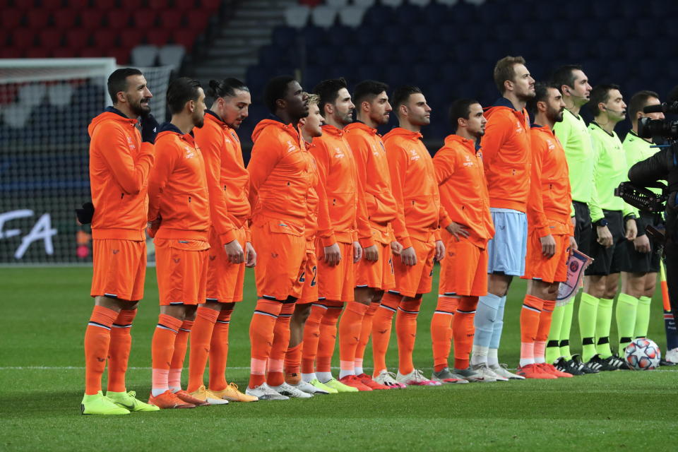 Futbolistas del Basaksehir alineados antes de empezar un partido.