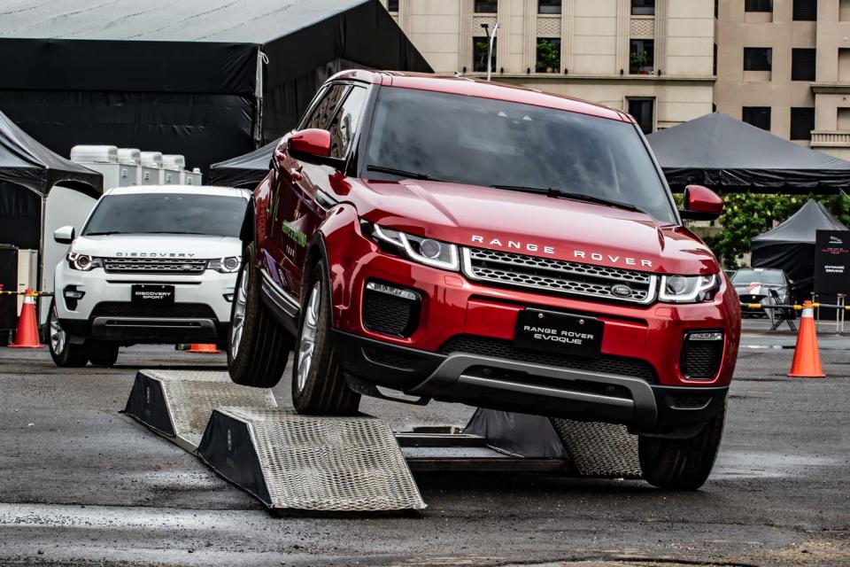 Range Rover Evoque 挑戰高低差障礙。