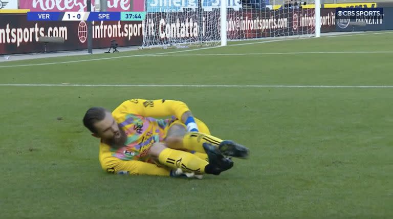 El arquero polaco Dragowski se toma la zona afectada después de una jugada con mucha vehemencia: se pierde el Mundial