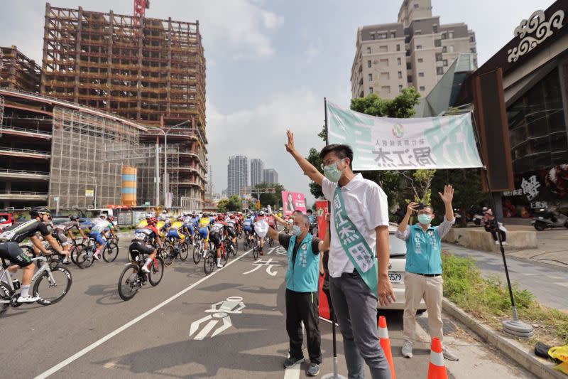 ▲國際自由車環台公路大賽浪漫台三線站，民進黨新竹縣長候選人周江杰為選手加油打氣。（圖/周江杰團隊提供）