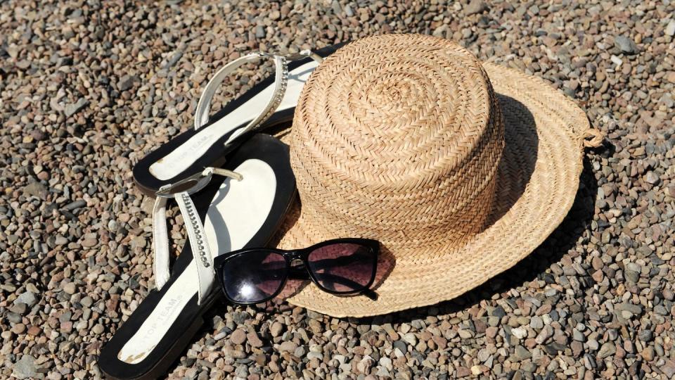 Urlaub am Strand oder in den Bergen - die Bundesregierung will ihre Reisewarnung mindestens bis Mitte Juni verlängern.