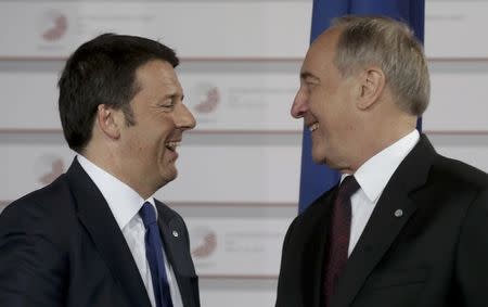 Latvian President Andris Berzins welcomes Italian Prime Minister Matteo Renzi (L) at the Eastern Partnership Summit in Riga, Latvia, May 21, 2015. REUTERS/Ints Kalnins