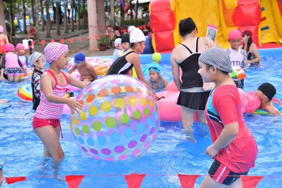 熊讚水樂園19日開幕，現場小朋友玩得不亦樂乎。（北市觀傳局提供）