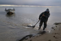Wilbur Kuzuzuk arrastra una foca que cazó en Shishmaref (Alaska) el 4 de octubre del 2022. (AP Foto/Jae C. Hong)