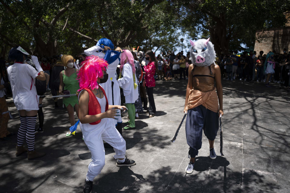 Jóvenes cubanos desfilan vestidos como sus personajes de anime o videojuegos favoritos, en el marco de la XXX Feria Internacional del Libro de La Habana, Cuba, el sábado 23 de abril de 2022. (AP Foto/Ramon Espinosa)