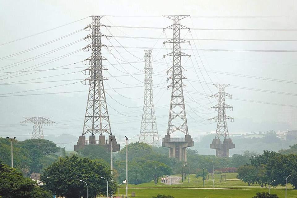 台電最新夏季電力供需預測創4108萬瓩新高，台電表示，會把夏季夜尖峰牛棚（備轉容量）撐在7％以上。（本報資料照片）