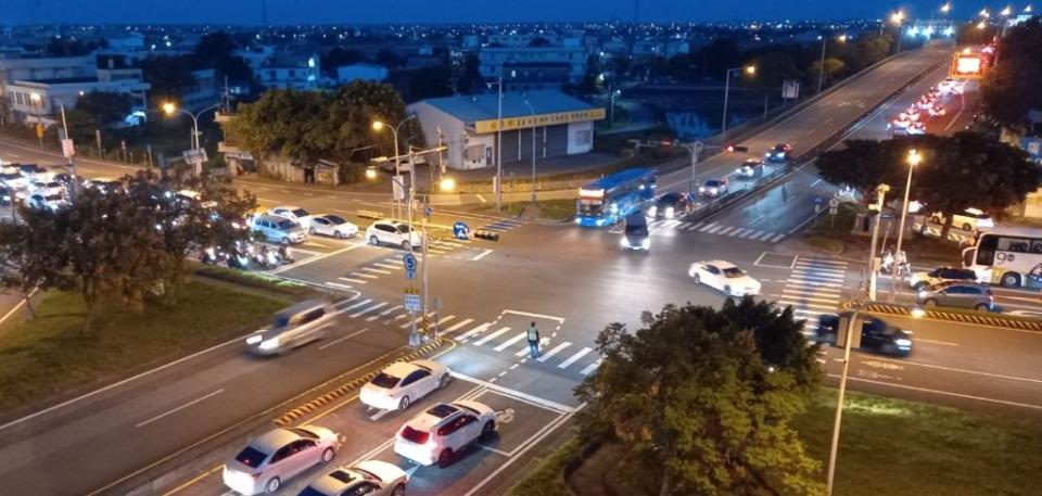 元旦連假第二天，國５出現北返車潮，頭城等交流道「紫爆」，越晚越塞，恐持續壅塞至深夜或二日凌晨。（記者林坤瑋攝）