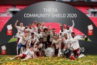 Foto del sábado del plantel de Arsenal celebrando tras la victoria por penales ante Liverpool por la Community Shield