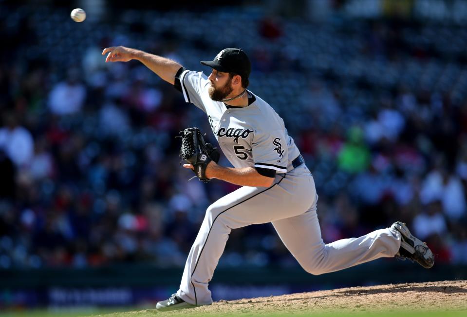 Chicago White Sox relief pitcher Zach Putnam throws to the plate during the sixth inning of a baseball game against the Cleveland Indians, Sunday, Sept. 20, 2015, in Cleveland. (AP Photo/Aaron Josefczyk)