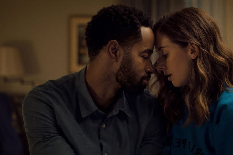 Jay Ellis y Alison Brie en Somebody I Used to Know