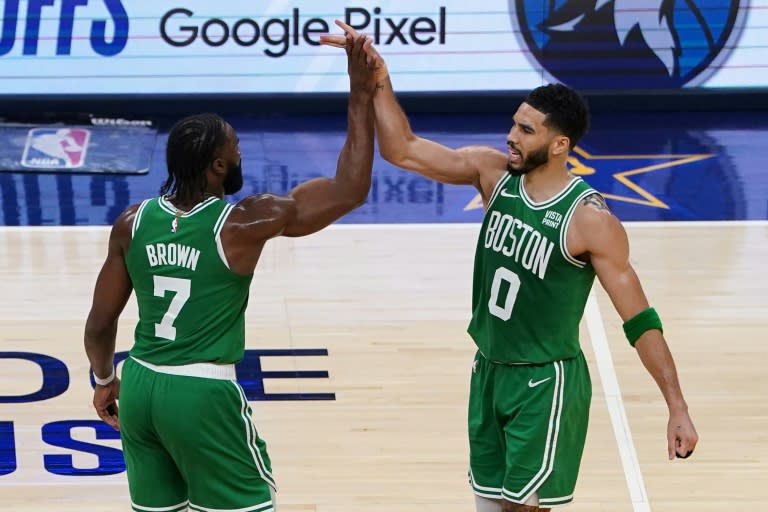 Les joueurs des Boston Celtics Jaylen Brown (à gauche) et Jayson Tatum lors du match 4 de la finale de la conférence Est de la NBA contre les Indiana Pacers, le 27 mai 2024 à Indianapolis (Dylan Buell)