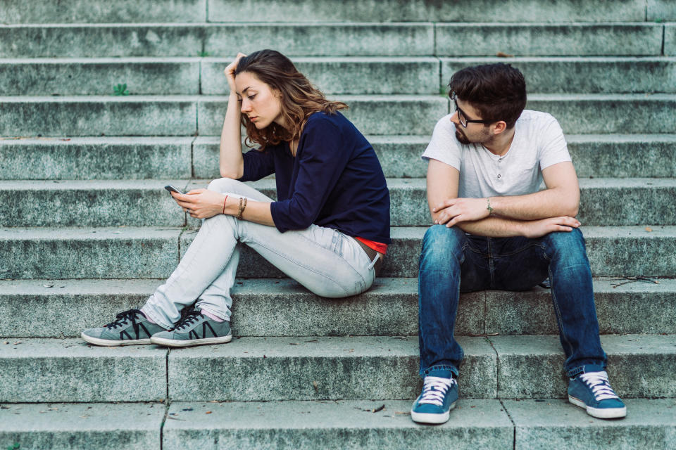 Así como enamorarse le ocurre a hombres y mujeres, desenamorarse puede ocurrirles en la misma medida, y sufrir por ello. (Getty Creative)