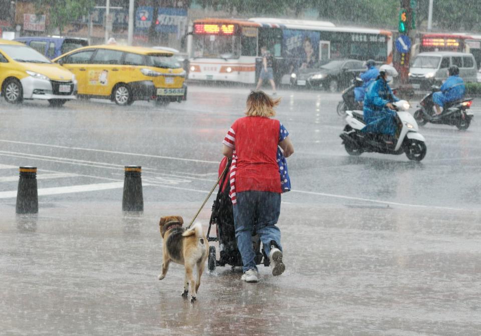 週日開始水氣增多，北部、東半部可能會降雨。(示意圖)   圖：張良一/攝(資料照片)